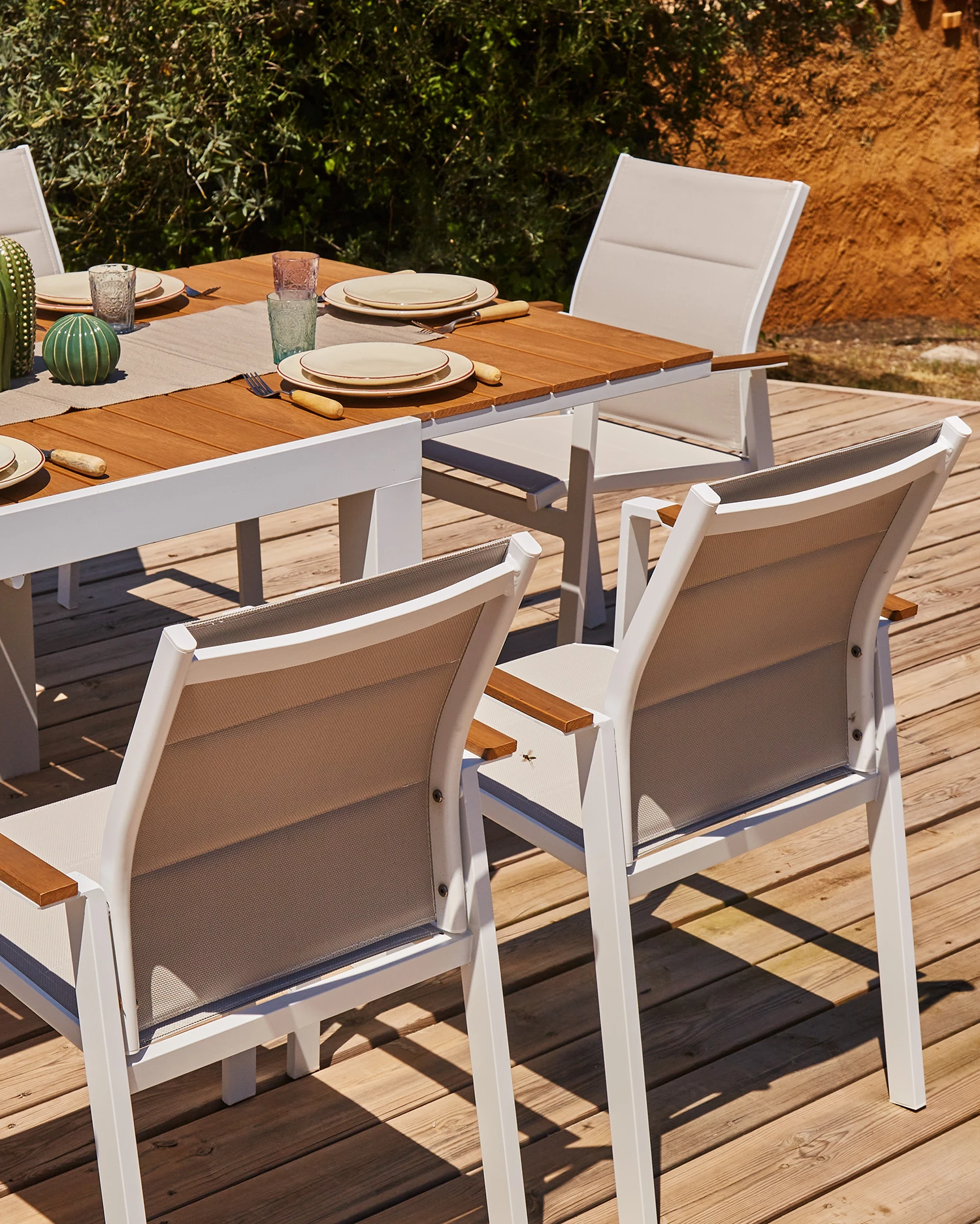 White extendable garden table