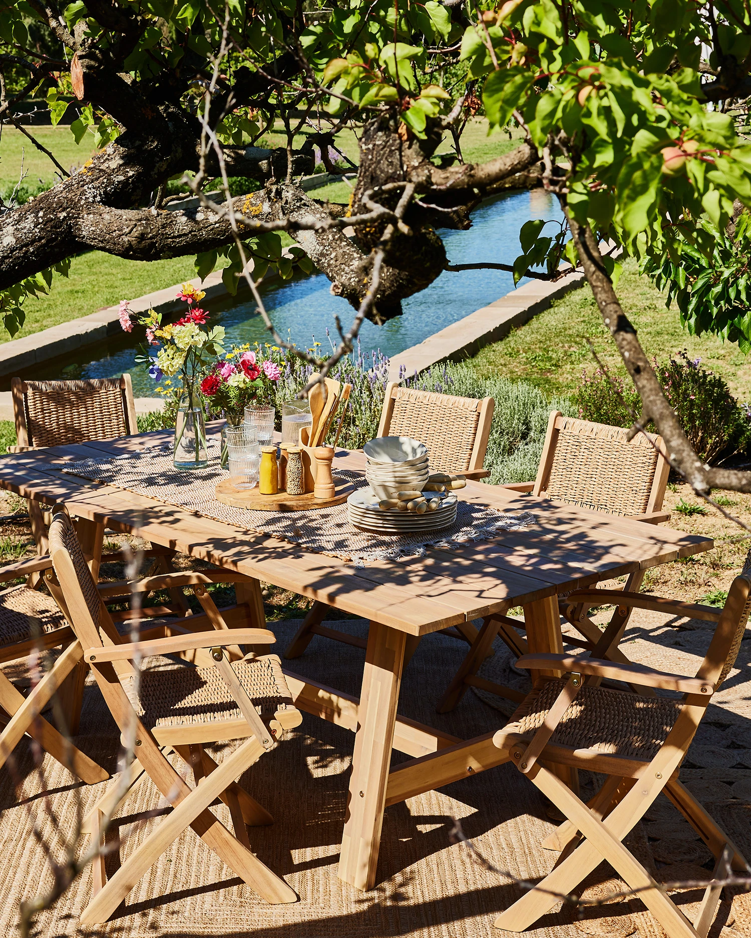 Jardin extérieur décoré d’un ensemble de salle à manger 6 places en bois et rotin synthétique