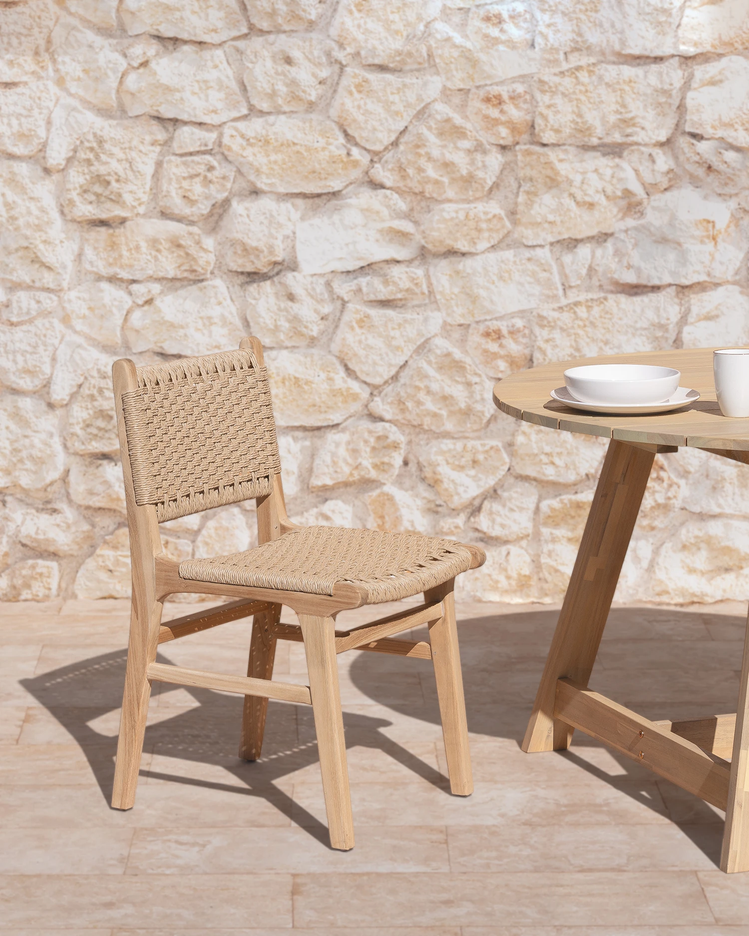 Silla comedor de jardín madera y cuerda tejida en respaldo y asiento