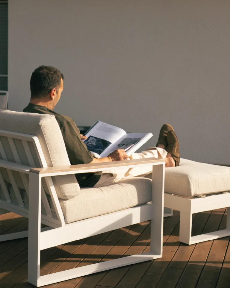 Reposapeus d' exterior alumini blanc i coixí beix