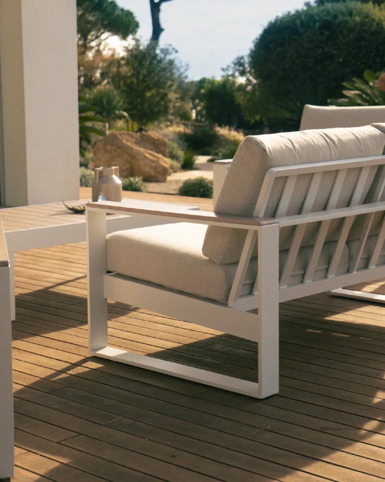 Sofà d' exterior alumini blanc i coixí beix 3 places