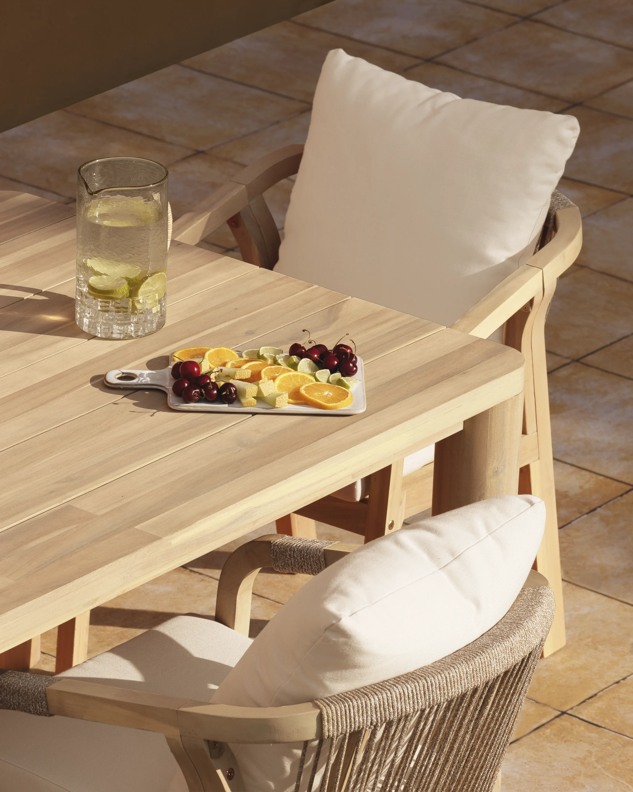 Extendable wooden garden table for outdoors