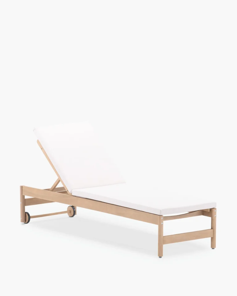 Chaise longue à roulettes en bois textilène et coussins bruts