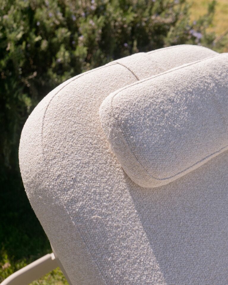 Tumbona de jardín de aluminio con cojín y mesita beige