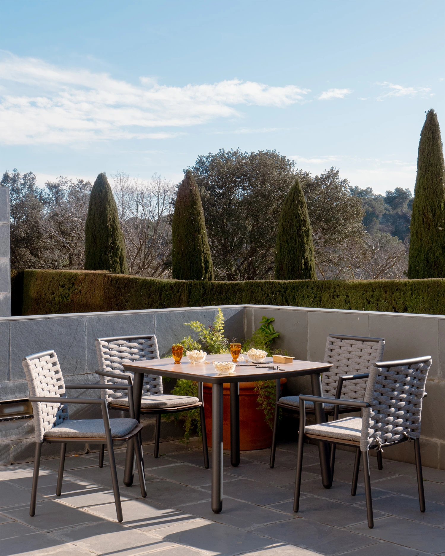 Guia completo para escolher a sala de jantar ao ar livre perfeita para o seu terraço