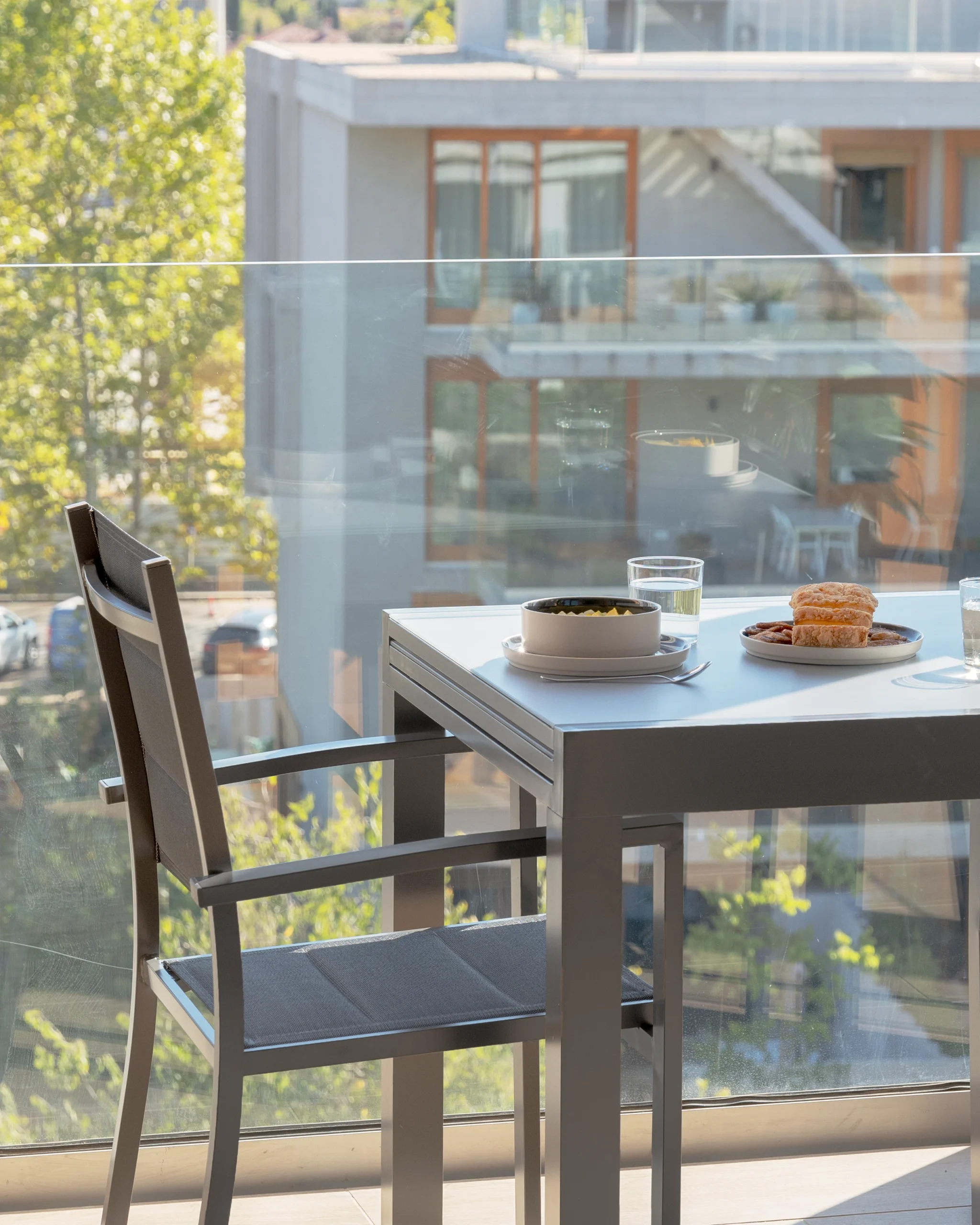 Conjunto de comedor de exterior en aluminio.