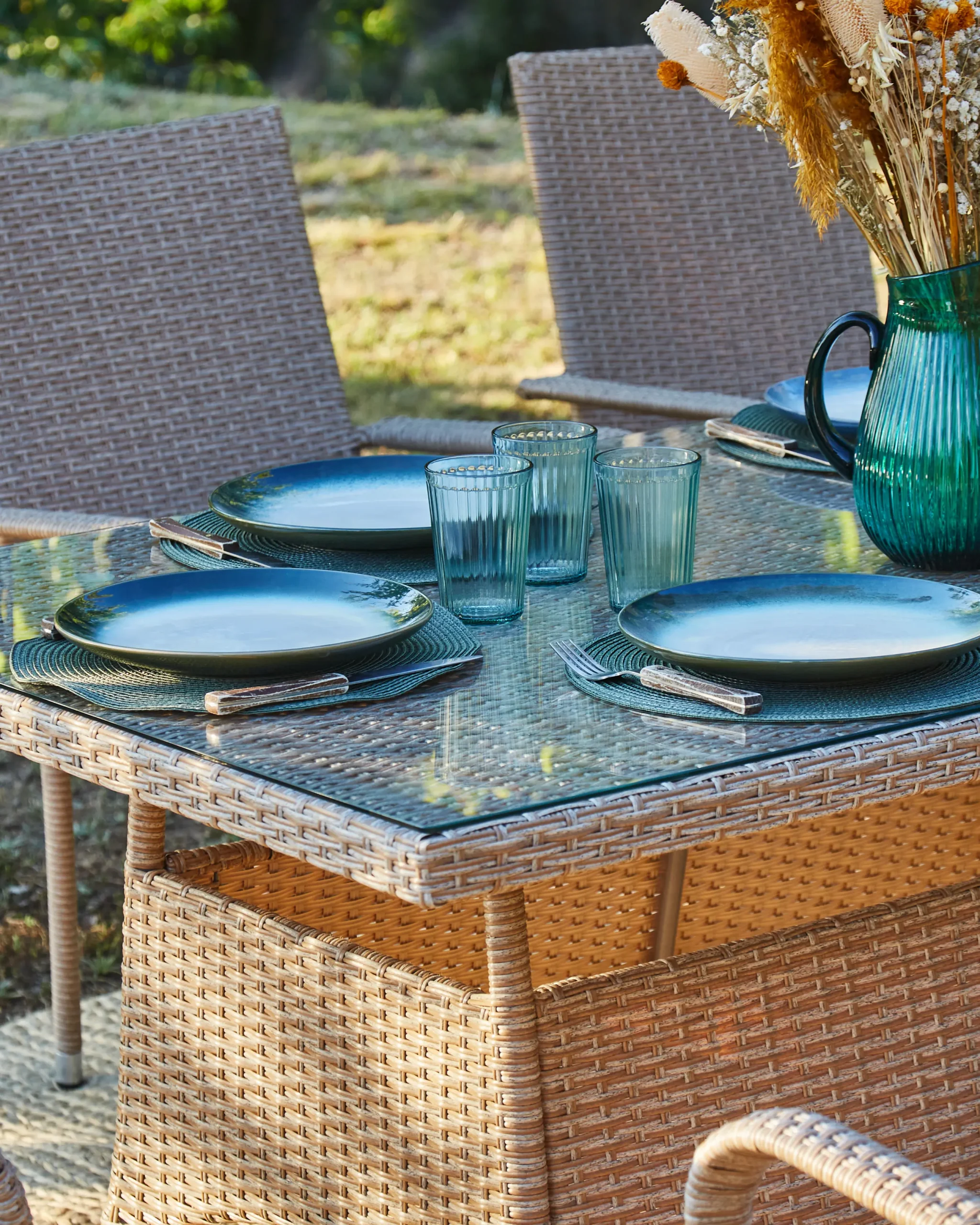 Conjunto de comedor de exterior de ratán sintético.