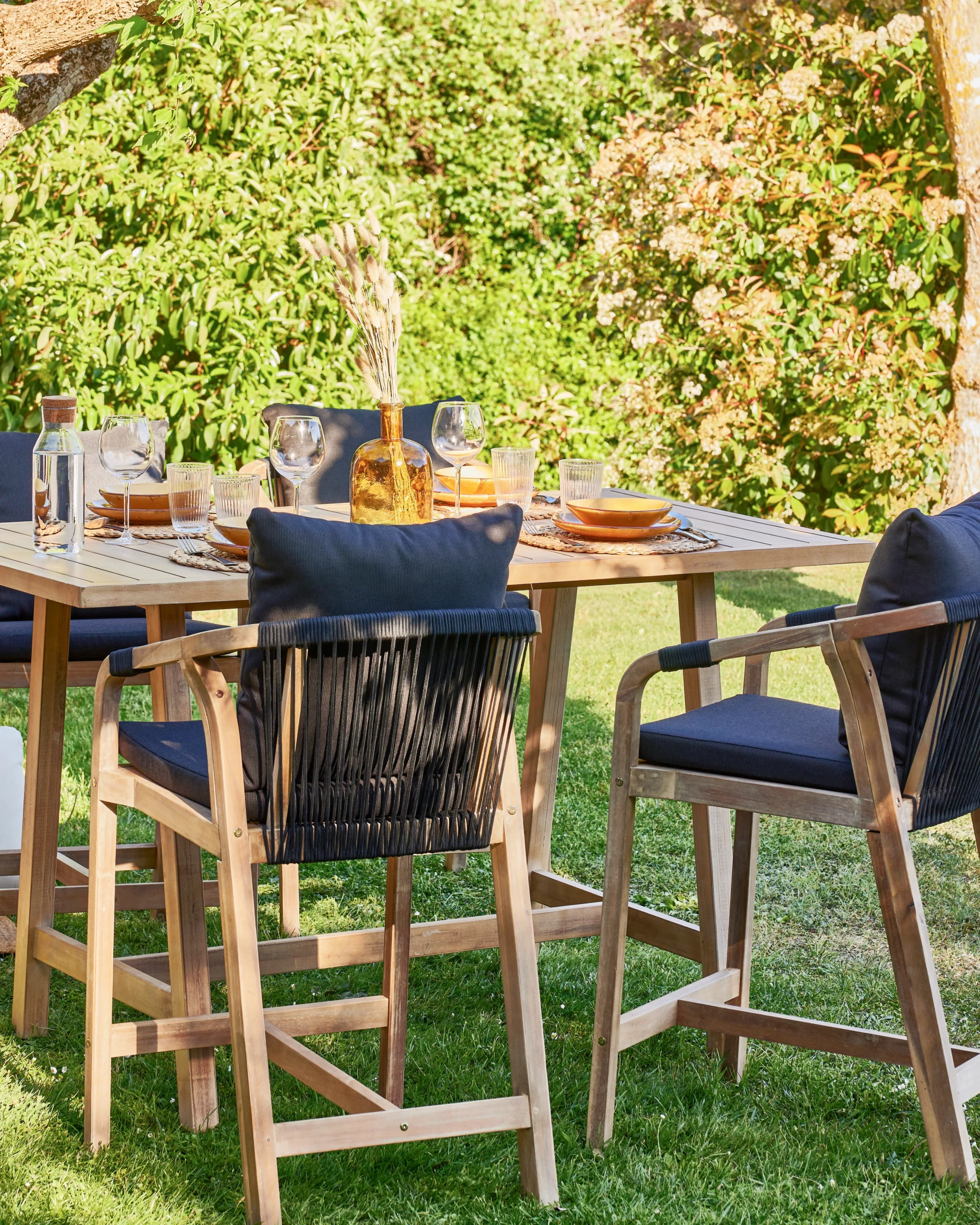 Comedor Zanzibar con luz acogedora. Defora Home