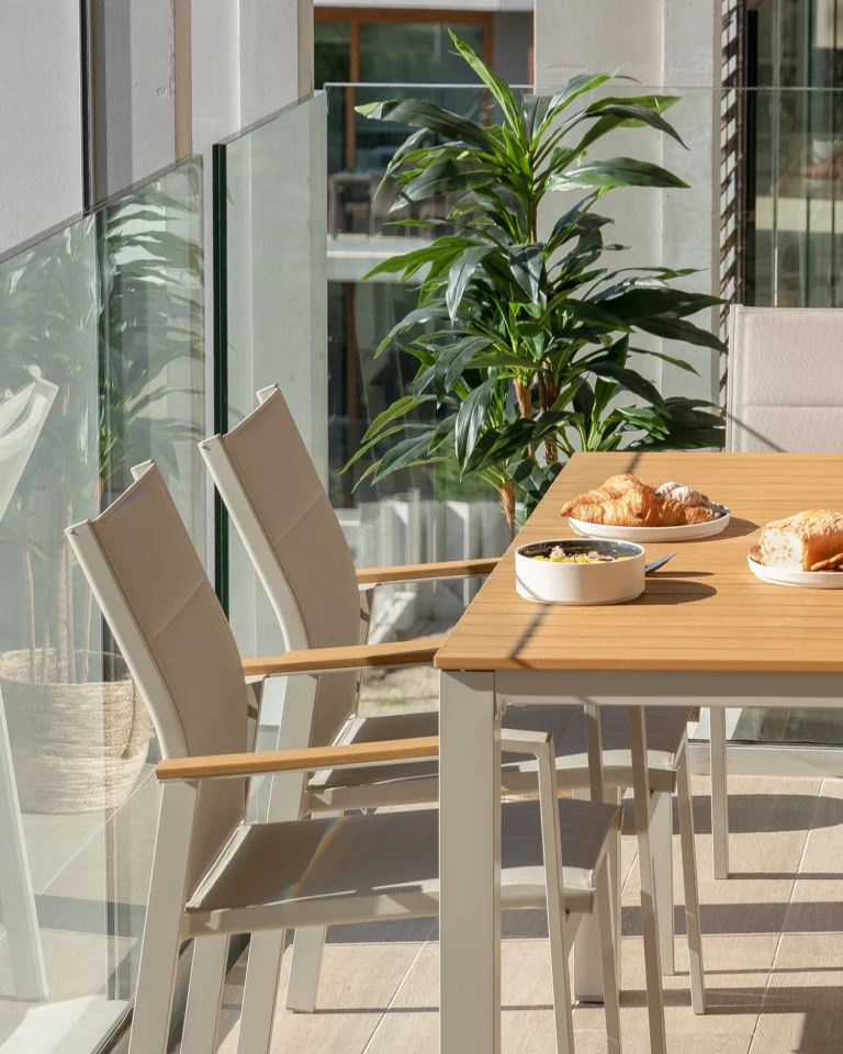 Mesa de comedor balcón 130x70 aluminio y polywood beige