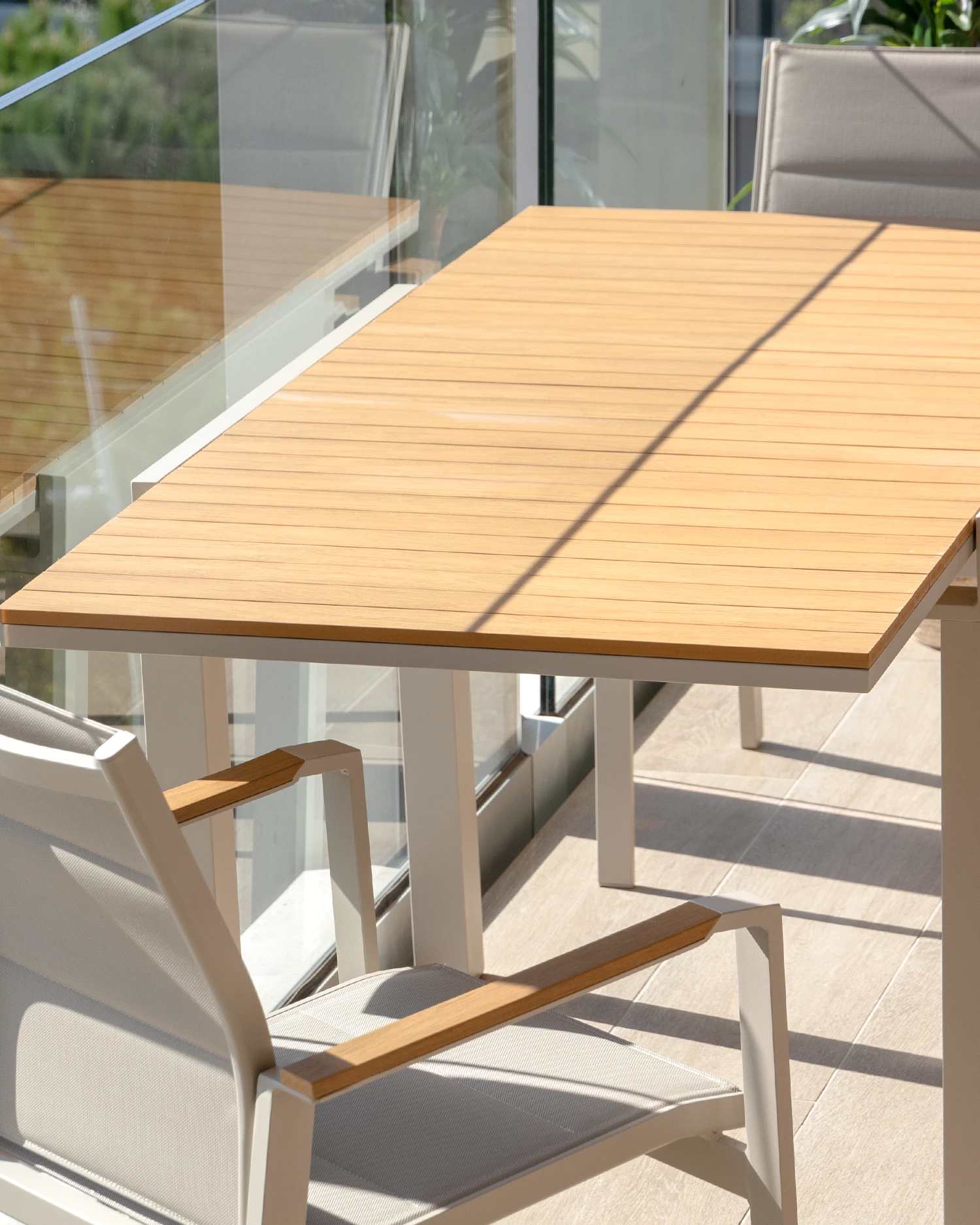 Mesa extensible de exterior en aluminio y polywood Osaka.