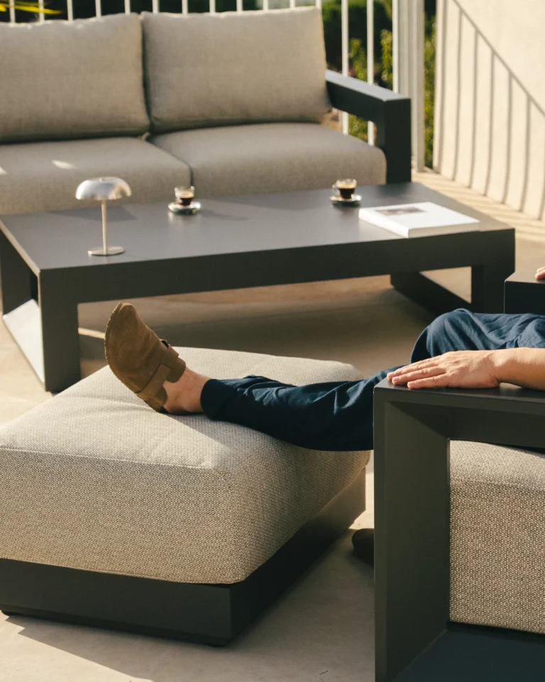 Reposapiés de exterior aluminio antracita y cojín gris