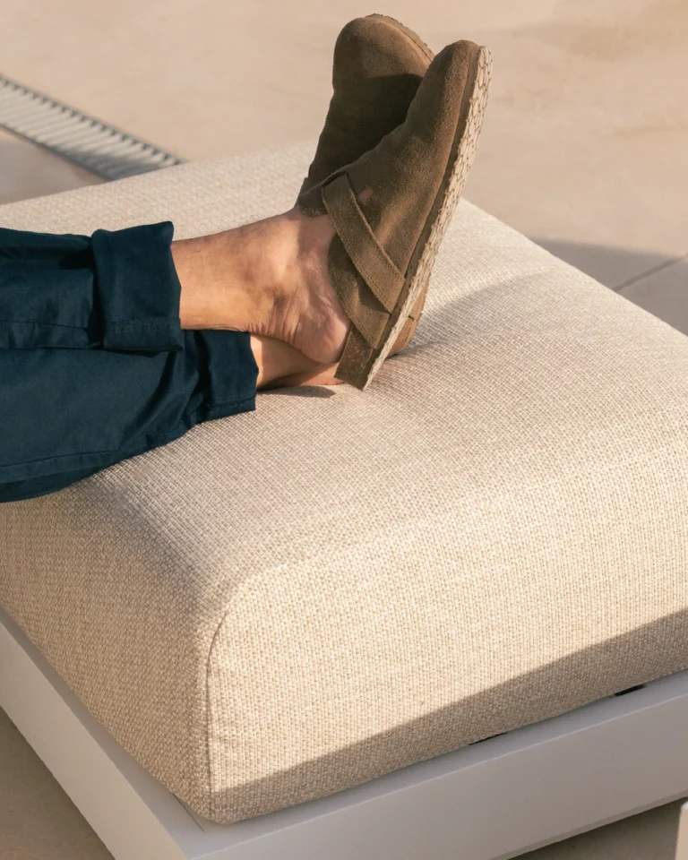 Reposapiés de exterior aluminio blanco y cojín beige