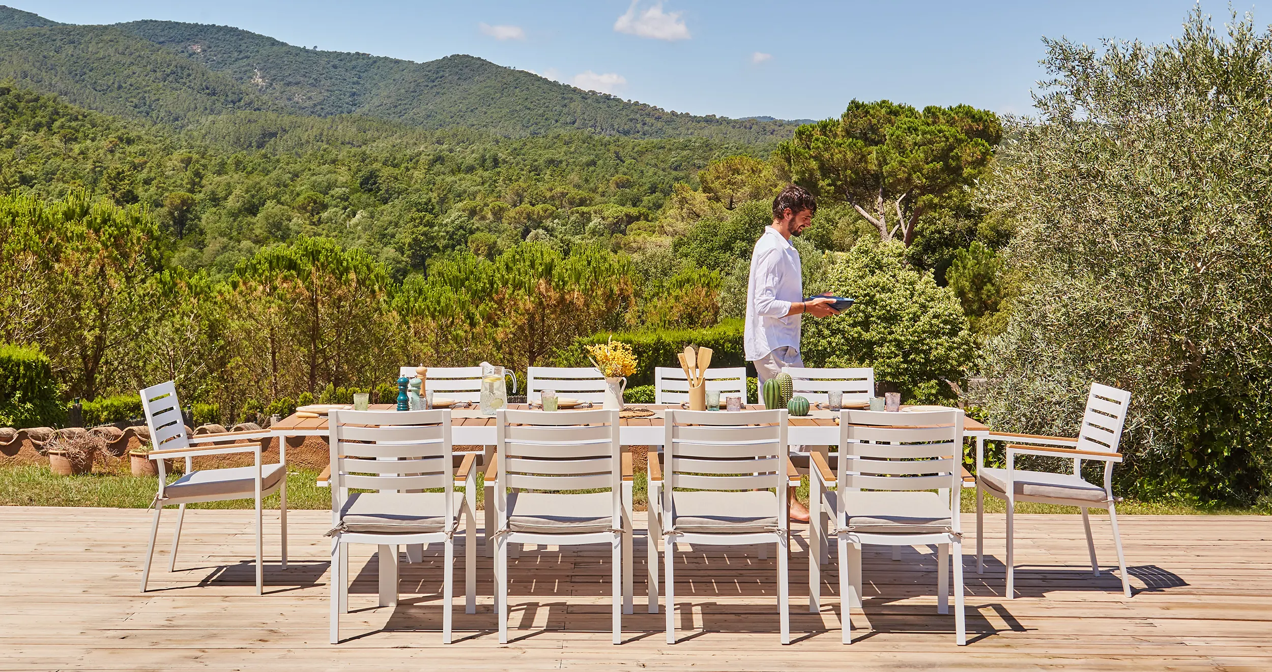 Conjunto de comedor exterior con mesa extensible de polywood y aluminio.