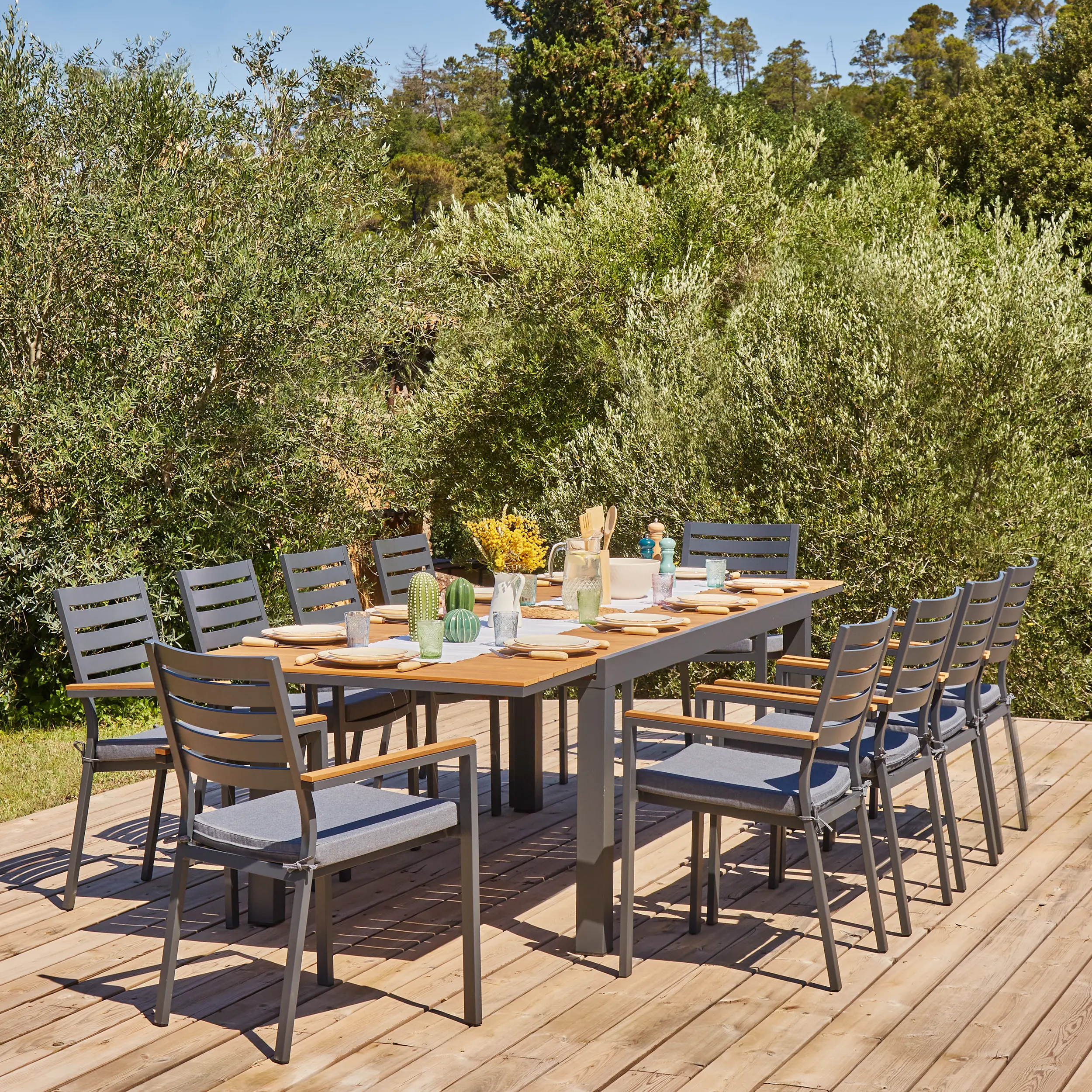 Conjunto de comedor exterior con mesa extensible de polywood y aluminio.