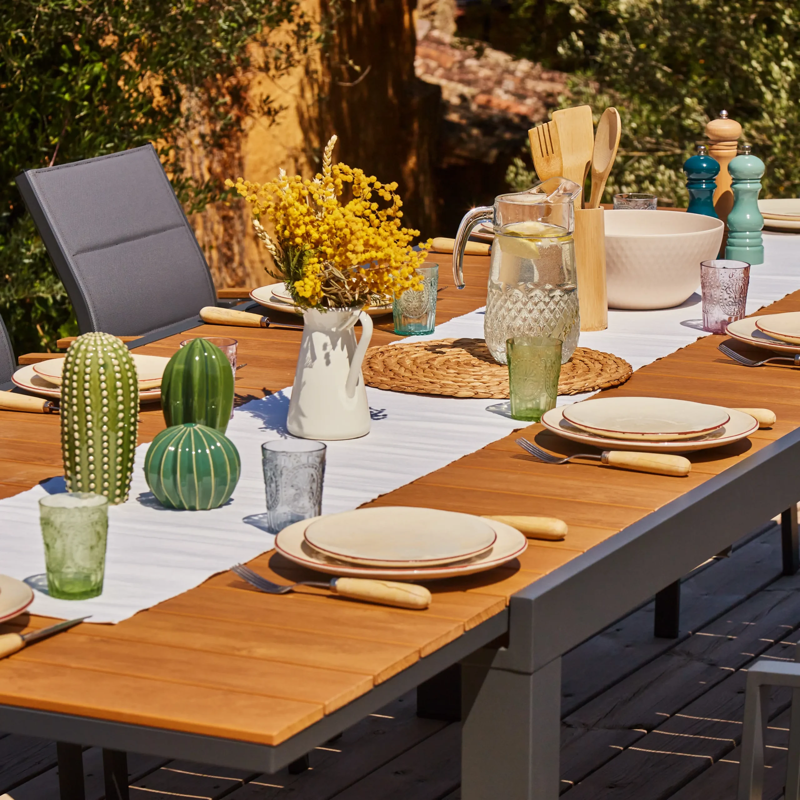 Mesa de comedor de exterior en polywood y aluminio.