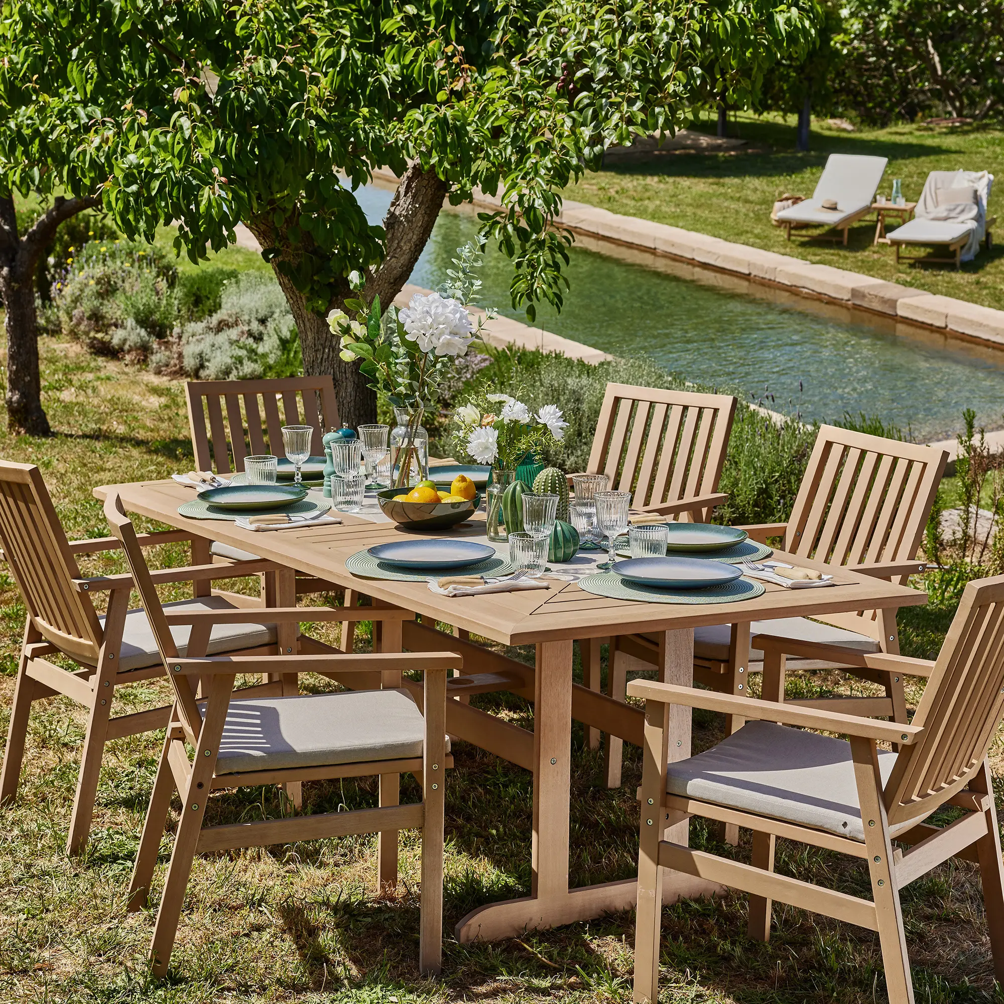 Conjunto de comedor de exterior en madera.