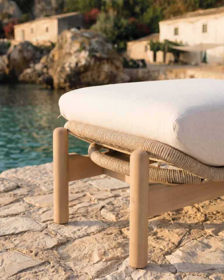 Reposapiés de exterior madera y cuerda con cojín beige