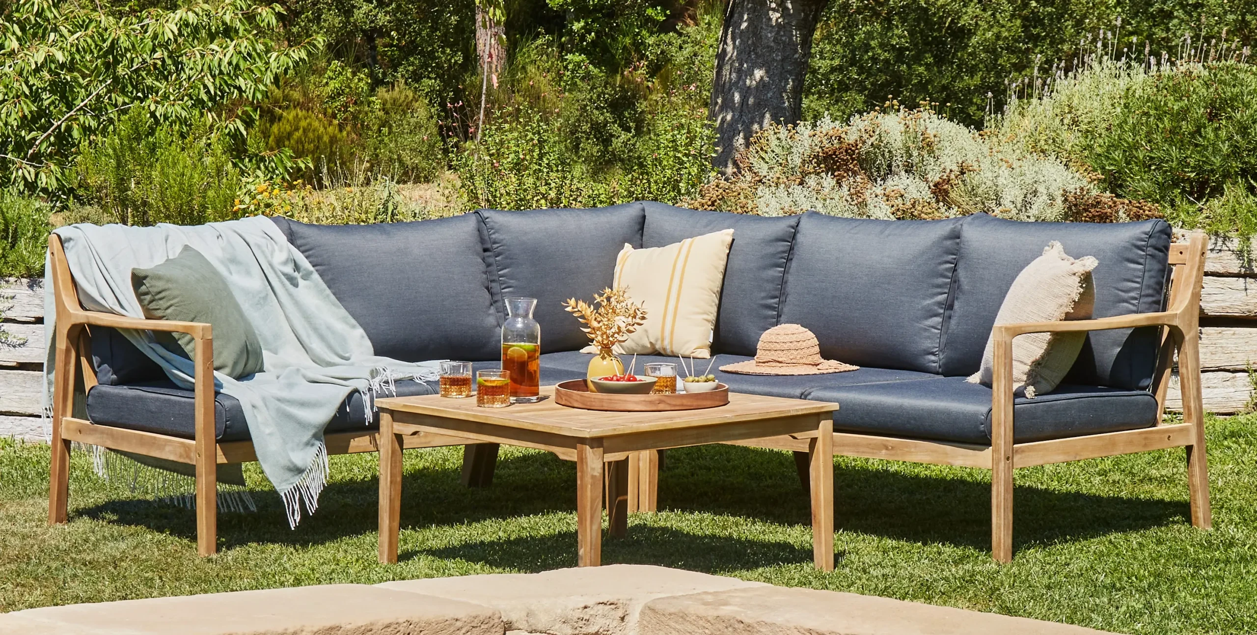 Conjunto de jardín esquinero, de madera y cuerda. Borgoña. Defora Home. Conjunto de jardín esquinero, de madera y cuerda. Borgoña.
