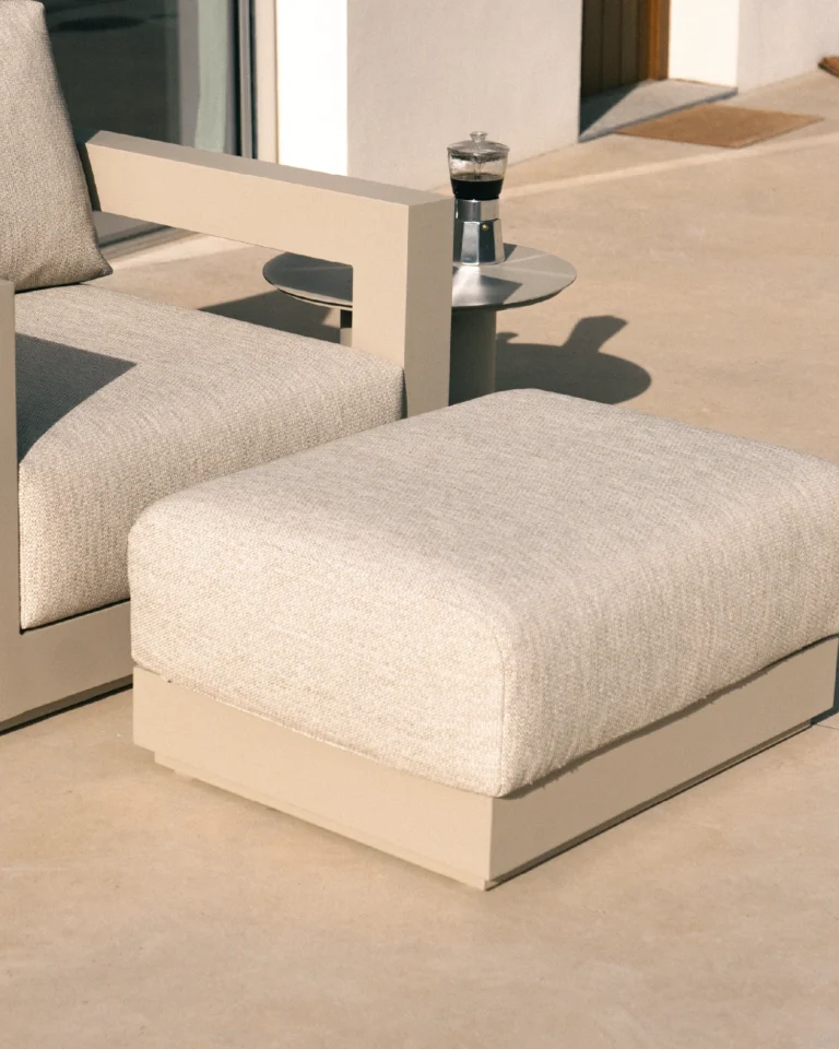 Aluminium-Fußstütze für den Außenbereich und beiges Kissen