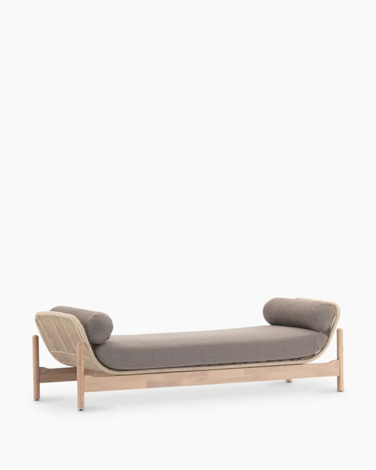 Chaise longue e corda in legno marrone
