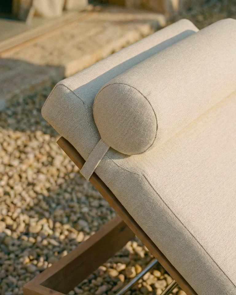 Tumbona de fusta amb coixí i rodes