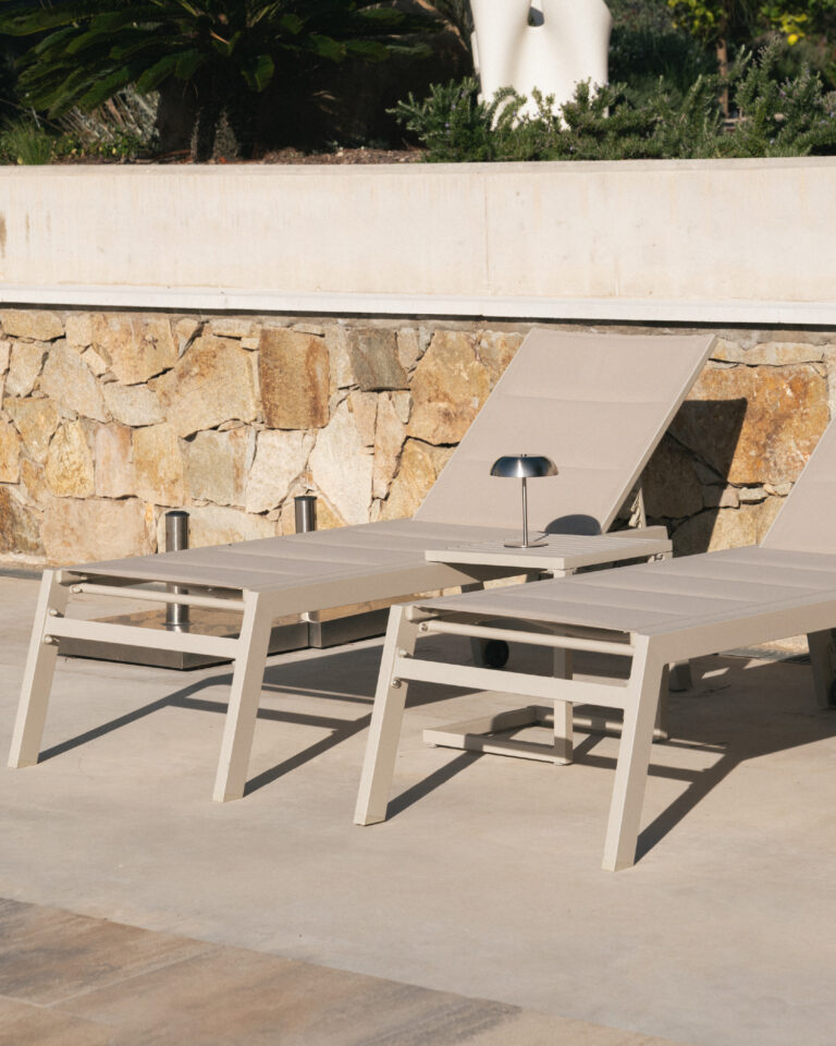 Tumbona alta alumini i tèxtil beix amb rodes