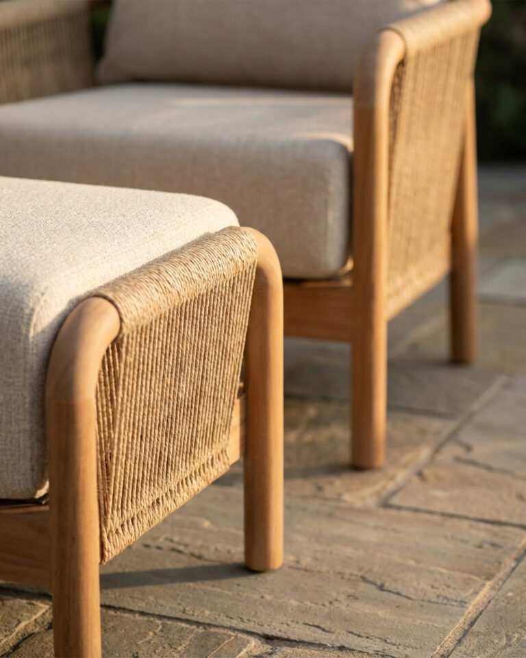 Conjunto de 2 sillones teca y ratán sintético con reposapiés y mesa