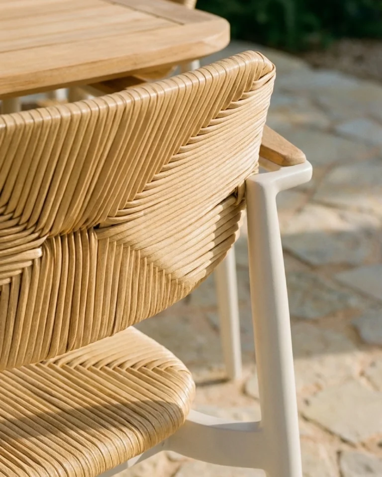 Silla de exterior apilable ratán sintético y aluminio beige