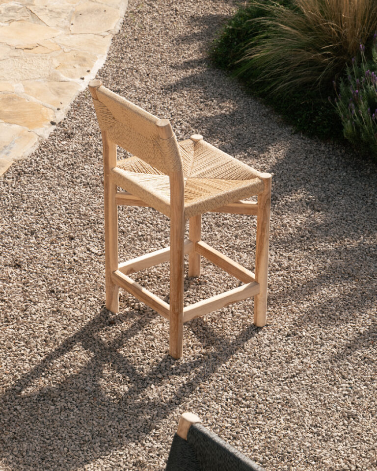 Stol iz tikovine in bež ratana