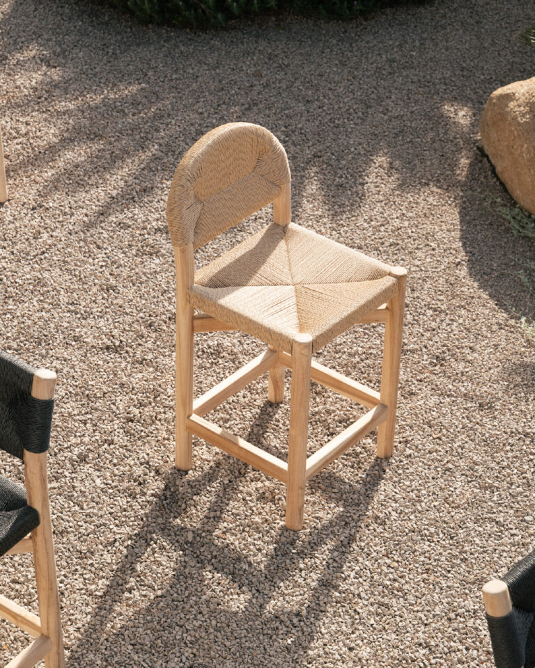 Stol iz tikovine in bež ratana