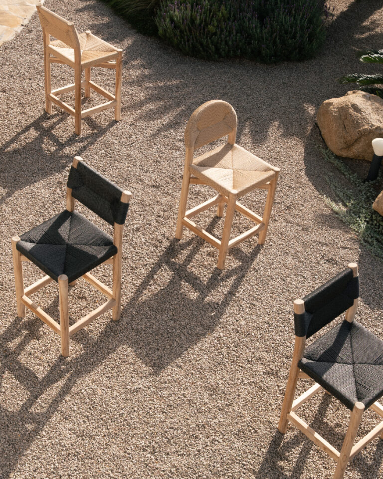 Stolček iz tikovine in črnega ratana