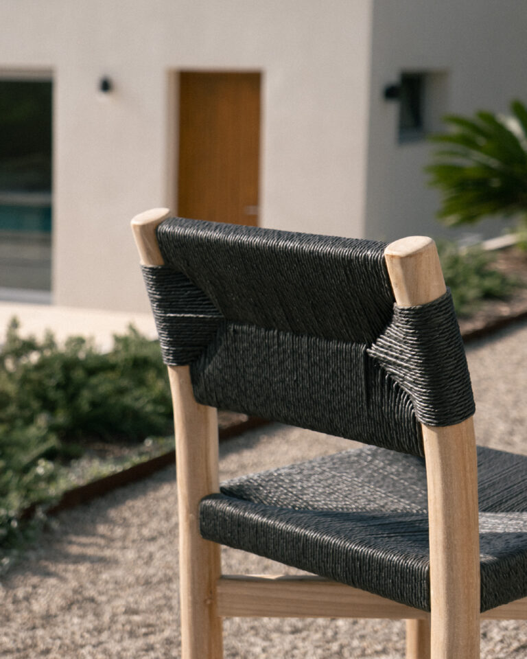 Taburete de teca y ratán negro