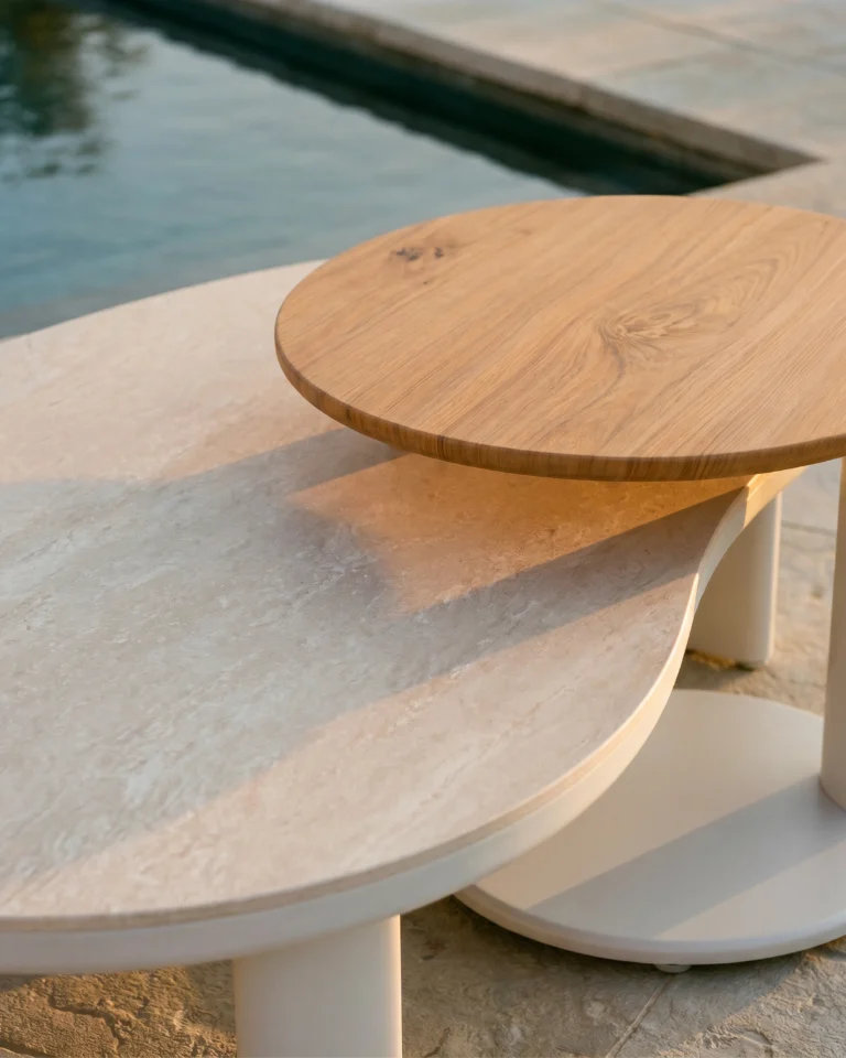 Set de 2 mesas de exterior imitación madera y cerámica